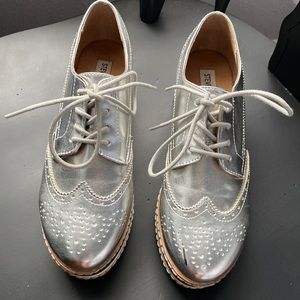 Silver Oxfords shoes by Steve Madden